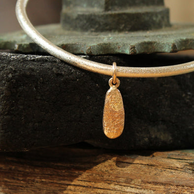 Bangle - silver - with a gold Agnes long pebble